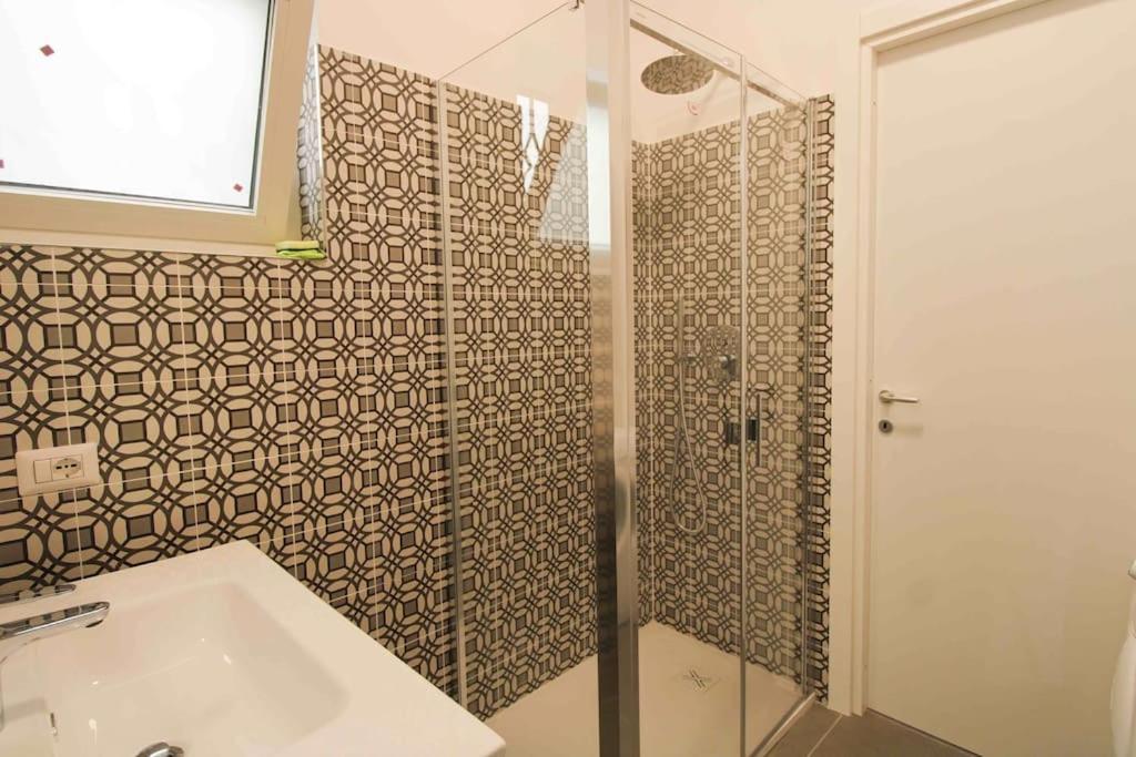 Delicious 2 Bed Room Apartment And Garden By Yh Rom Exterior foto