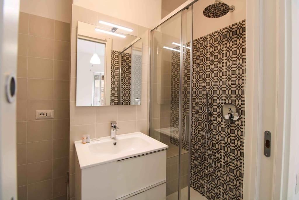 Delicious 2 Bed Room Apartment And Garden By Yh Rom Exterior foto