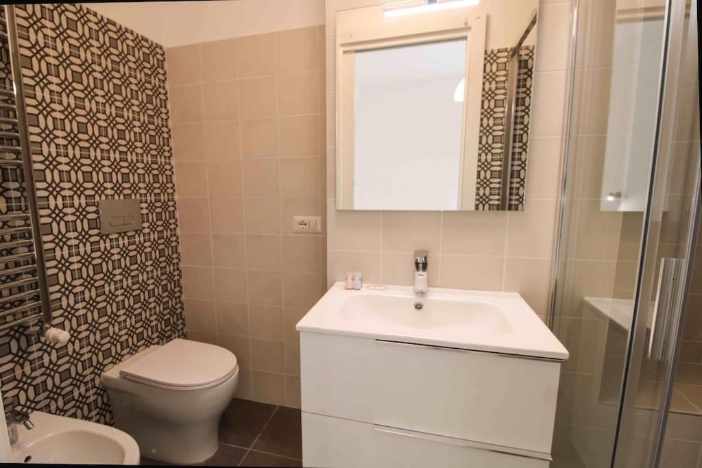 Delicious 2 Bed Room Apartment And Garden By Yh Rom Exterior foto