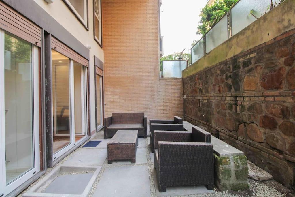 Delicious 2 Bed Room Apartment And Garden By Yh Rom Exterior foto