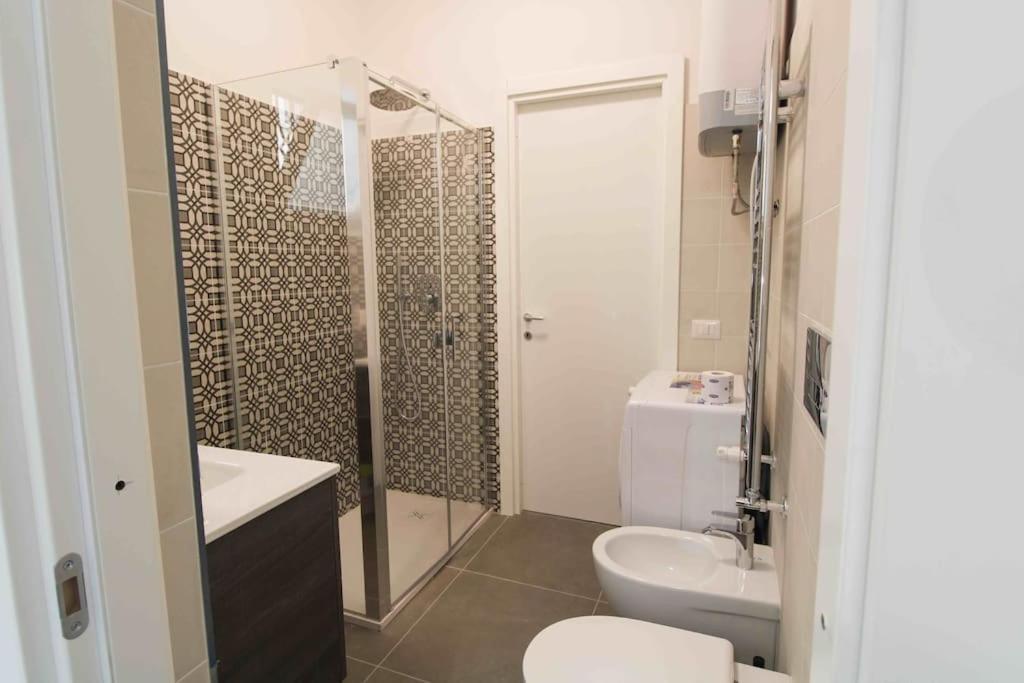 Delicious 2 Bed Room Apartment And Garden By Yh Rom Exterior foto