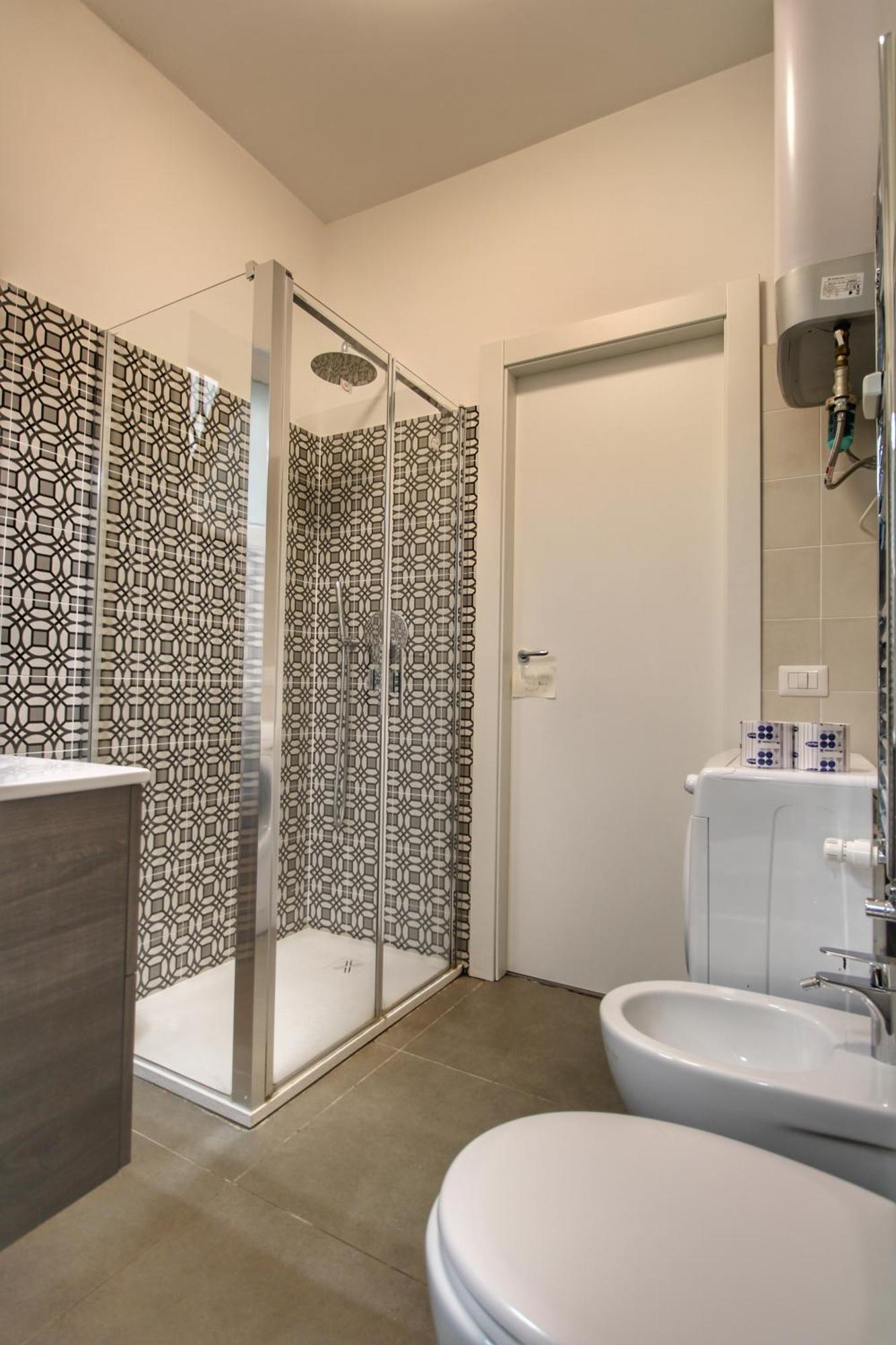Delicious 2 Bed Room Apartment And Garden By Yh Rom Exterior foto