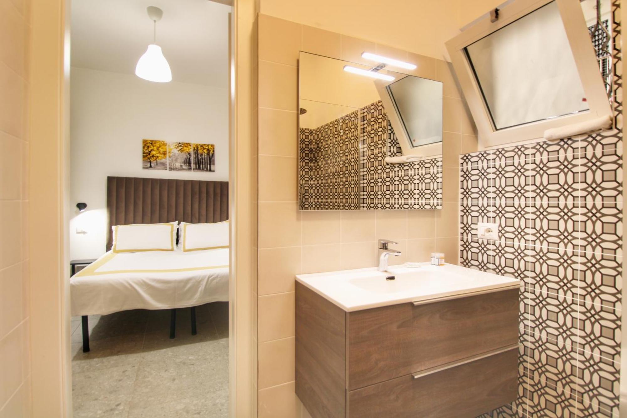 Delicious 2 Bed Room Apartment And Garden By Yh Rom Exterior foto